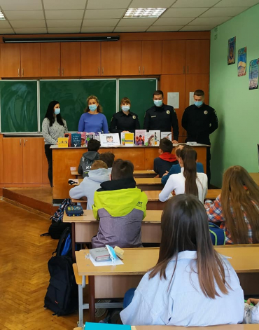 Працівники управління патрульної поліції у гімназії &quot;Гармонія&quot;